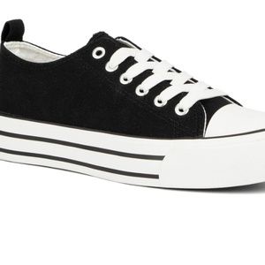 Size 6 women’s brand new Olivia miller canvas shoes